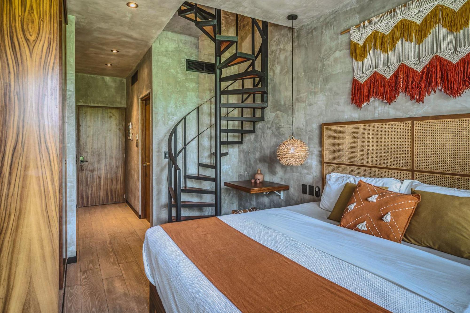 Stylish Ph With Private Pool-gym-superstore *